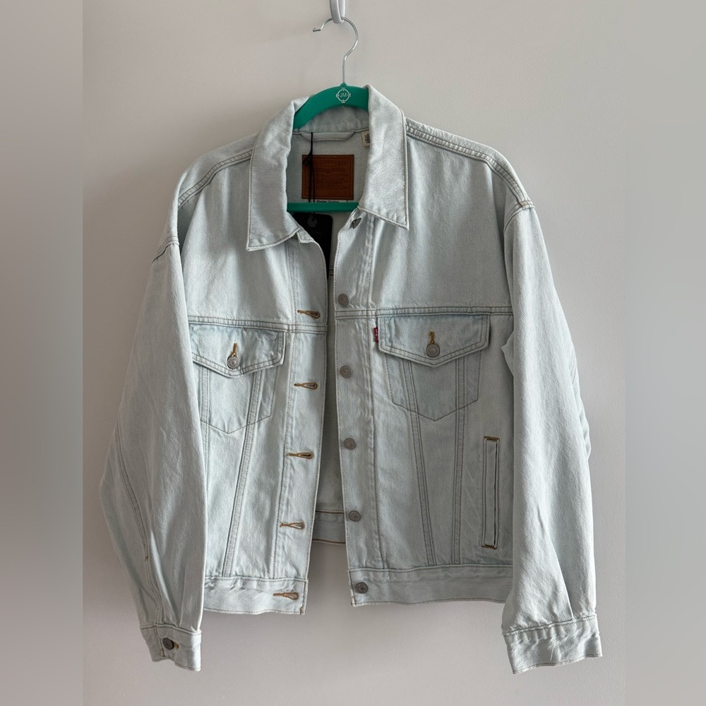 Levi’s light wash 90s trucker jacket